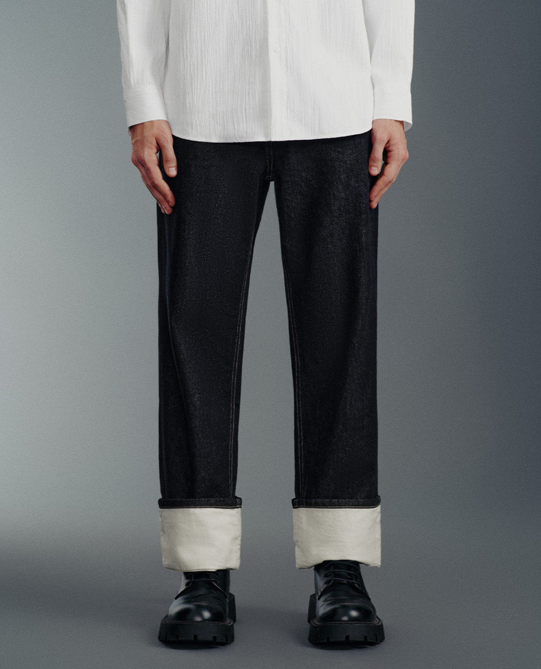 URBAN REVIVO - Quần jeans nam ống đứng xắn gấu Rolled Up Hem Straight