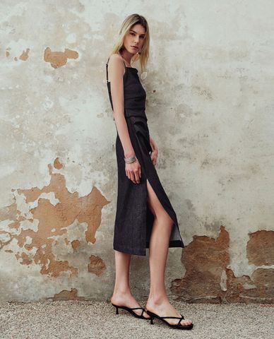  URBAN REVIVO - Đầm hai dây denim phom midi Cami 