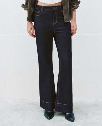  URBAN REVIVO - Quần jeans nữ ống loe phom ôm hiện đại 