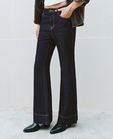  URBAN REVIVO - Quần jeans nữ ống loe phom ôm hiện đại 