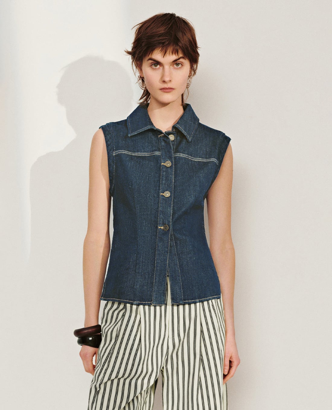 URBAN REVIVO - Áo sát nách nữ denim cổ bẻ