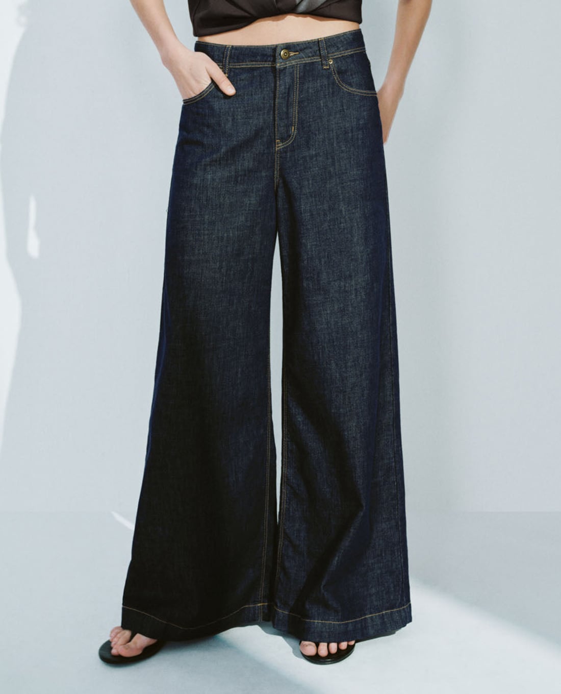 URBAN REVIVO - Quần jeans nữ ống loe thời trang