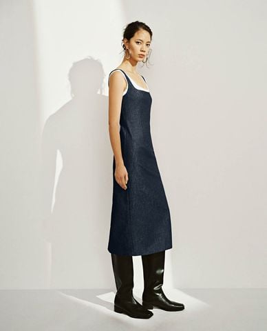  URBAN REVIVO - Đầm denim sát nách midi thanh lịch 