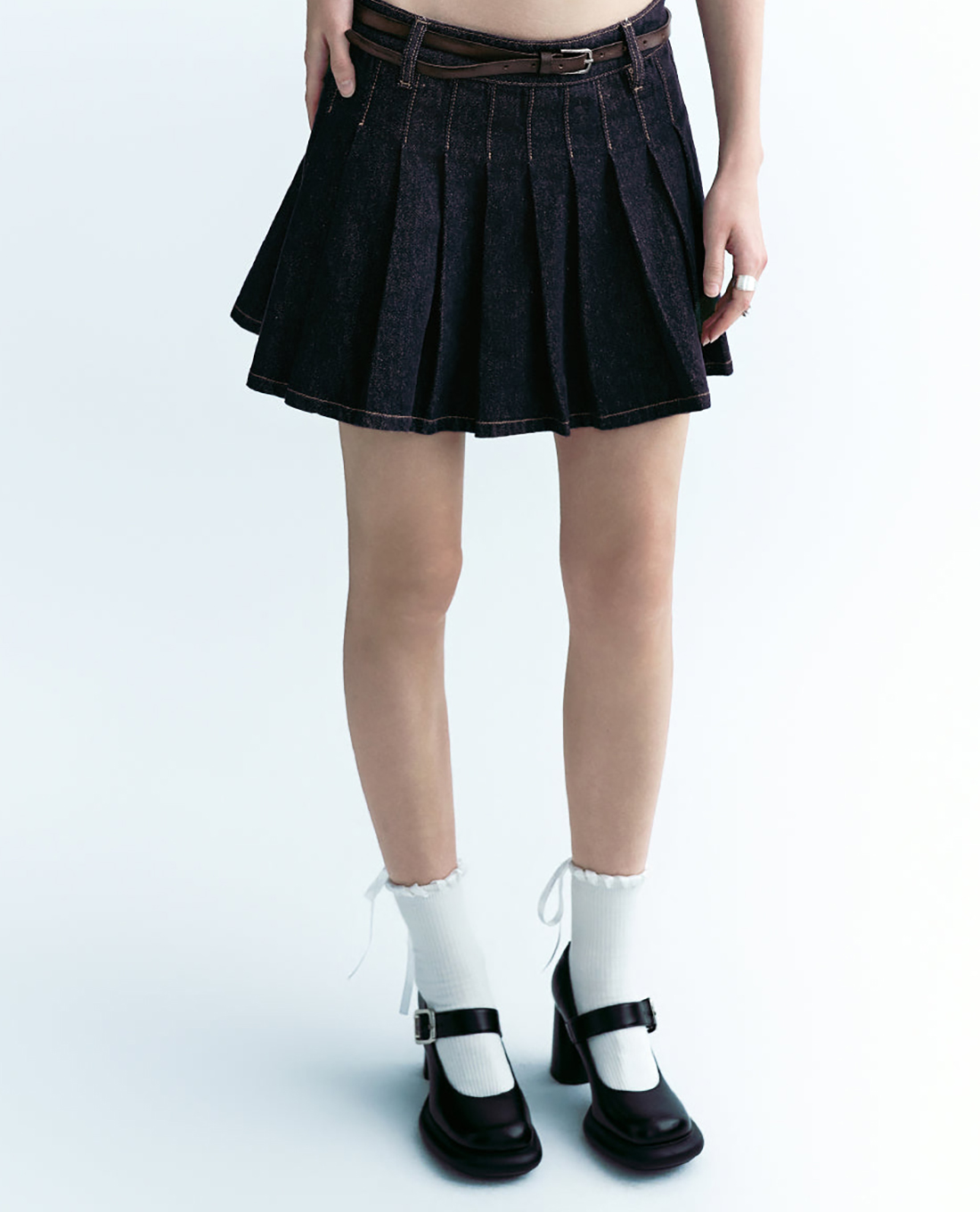 URBAN REVIVO - Chân váy denim mini xếp ly hiện đại