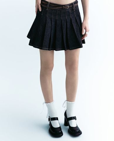  URBAN REVIVO - Chân váy denim mini xếp ly hiện đại 