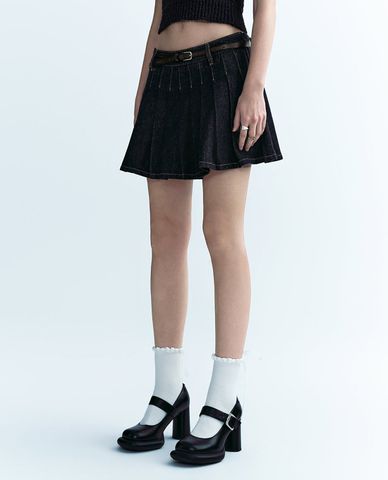  URBAN REVIVO - Chân váy denim mini xếp ly hiện đại 