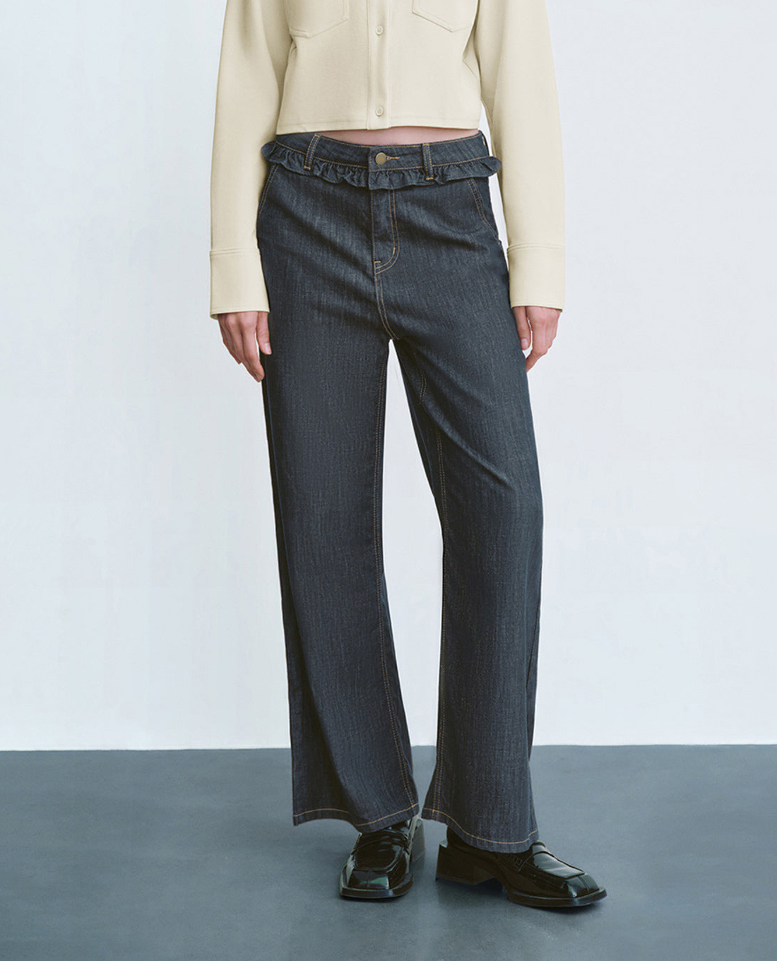 URBAN REVIVO - Quần jeans nữ ống đứng hiện đại