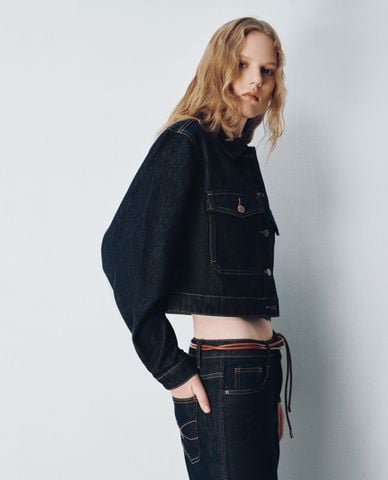  URBAN REVIVO - Áo khoác denim nữ cổ bẻ tay dài phom croptop Loose 