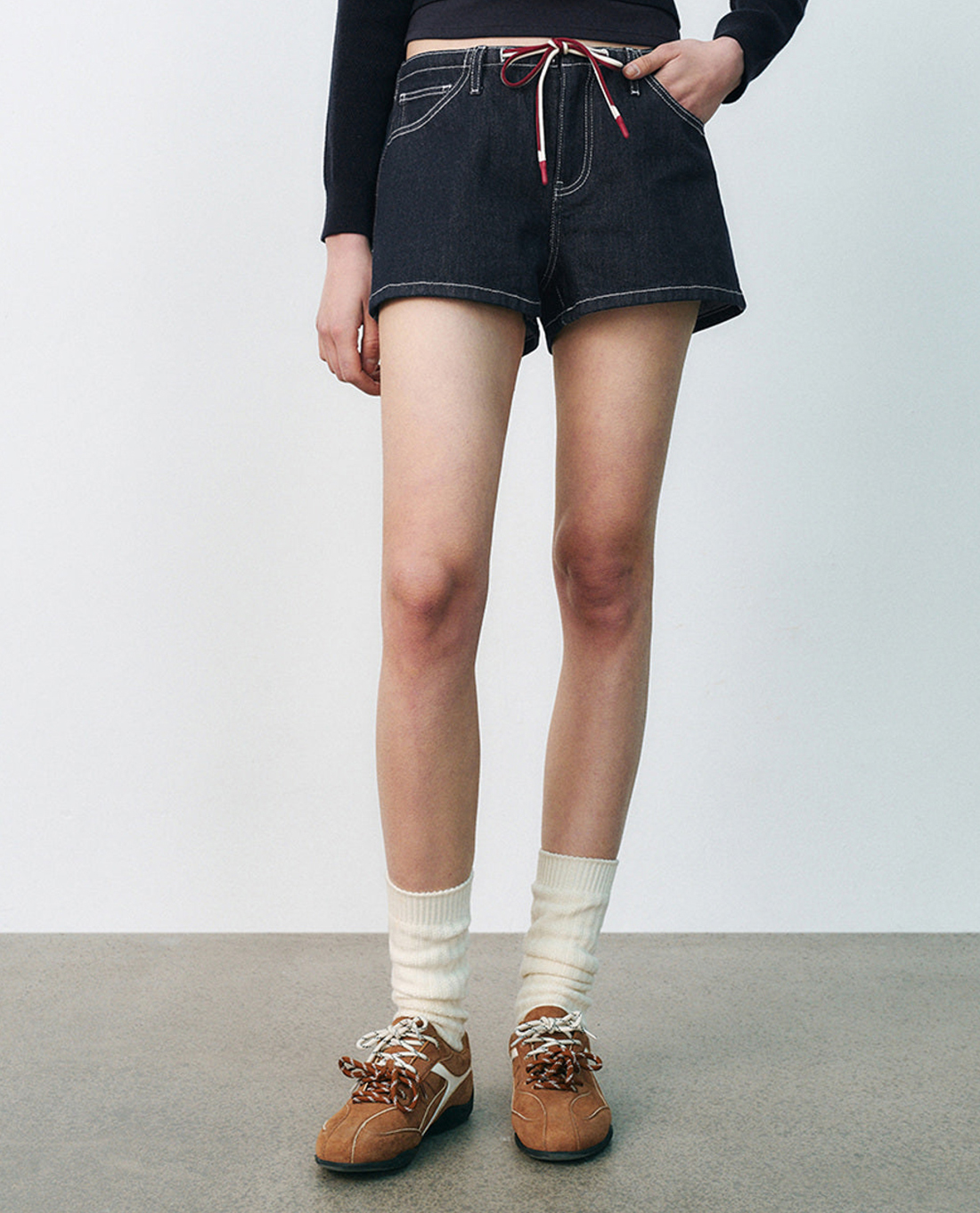 URBAN REVIVO - Quần short jeans nữ ống rộng phối nơ