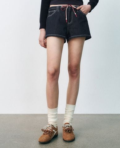  URBAN REVIVO - Quần short jeans nữ ống rộng phối nơ 