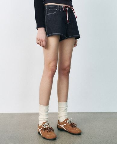  URBAN REVIVO - Quần short jeans nữ ống rộng phối nơ 