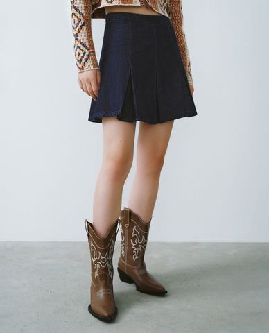  URBAN REVIVO - Chân váy denim mini xếp li thời thượng 