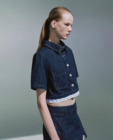  URBAN REVIVO - Áo sơ mi denim nữ phom croptop 