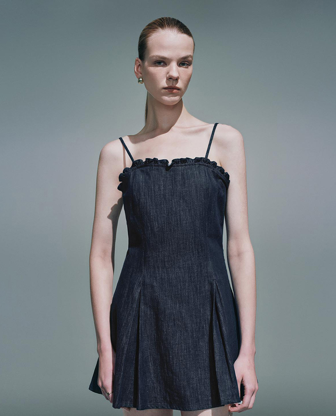 URBAN REVIVO - Đầm hai dây mini denim nữ tính