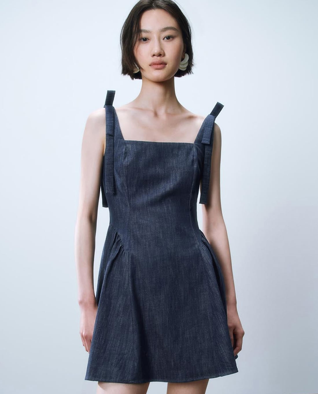 URBAN REVIVO - Đầm denim mini phối dây nơ
