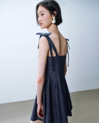  URBAN REVIVO - Đầm denim mini phối dây nơ 