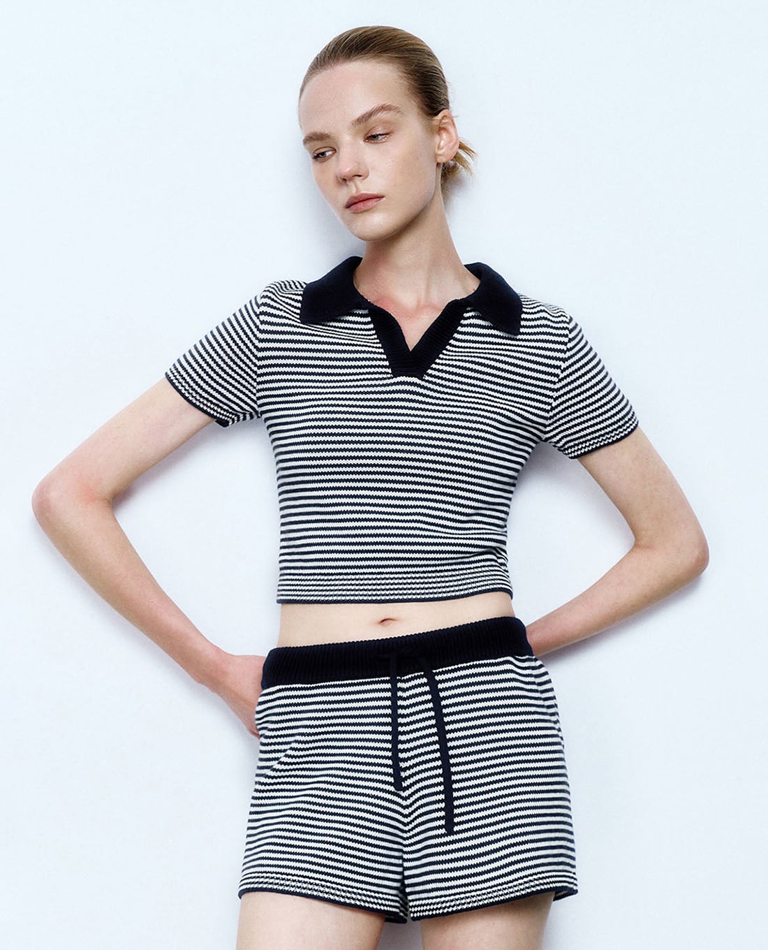 URBAN REVIVO - Áo croptop nữ cổ tròn tay ngắn kẻ sọc