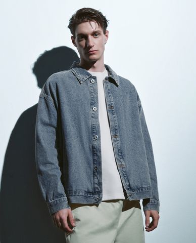  URBAN REVIVO - Áo khoác denim nam cổ bẻ tay dài thời thượng 