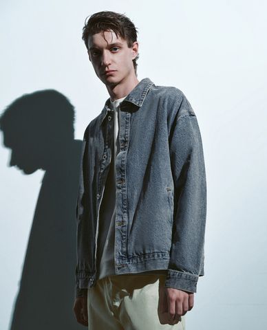  URBAN REVIVO - Áo khoác denim nam cổ bẻ tay dài thời thượng 