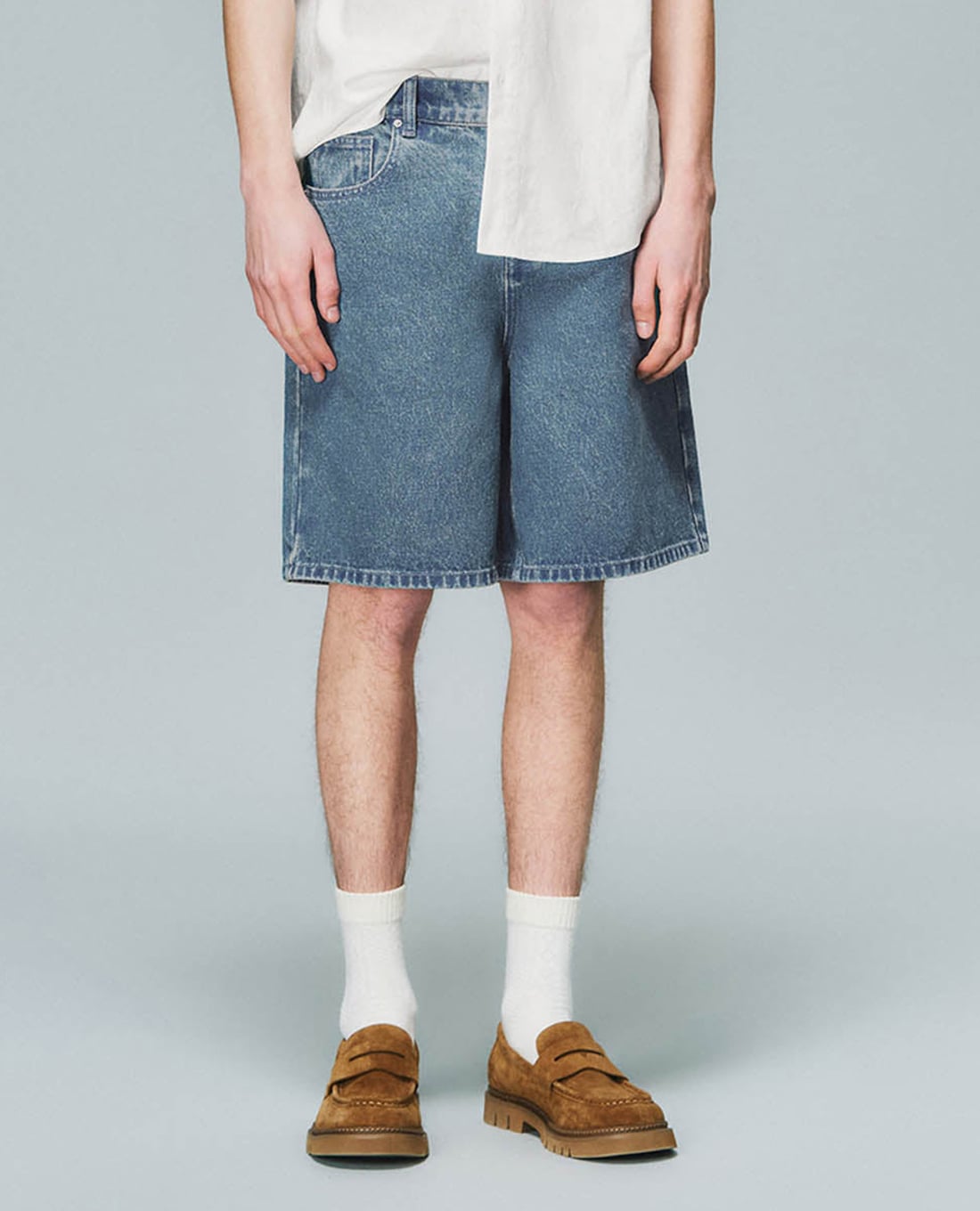 URBAN REVIVO - Quần short jeans nam ngang gối lưng thun