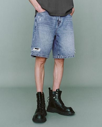  URBAN REVIVO - Quần short jeans nam wash bạc năng động 