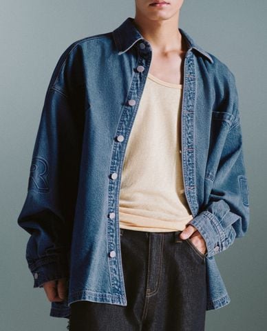  URBAN REVIVO - Áo khoác denim nam cổ bẻ tay dài thời thượng 