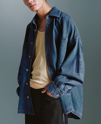  URBAN REVIVO - Áo khoác denim nam cổ bẻ tay dài thời thượng 