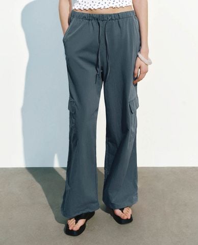  URBAN REVIVO - Quần nữ ống rộng lưng thun hiện đại 