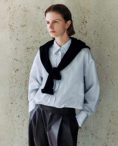  URBAN REVIVO - Áo sơ mi nữ cổ bẻ tay dài phom croptop 