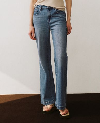  URBAN REVIVO - Quần jeans nữ ống loe phom ôm hiện đại 