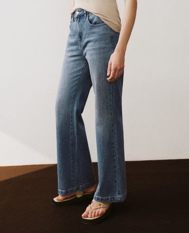  URBAN REVIVO - Quần jeans nữ ống loe phom ôm hiện đại 