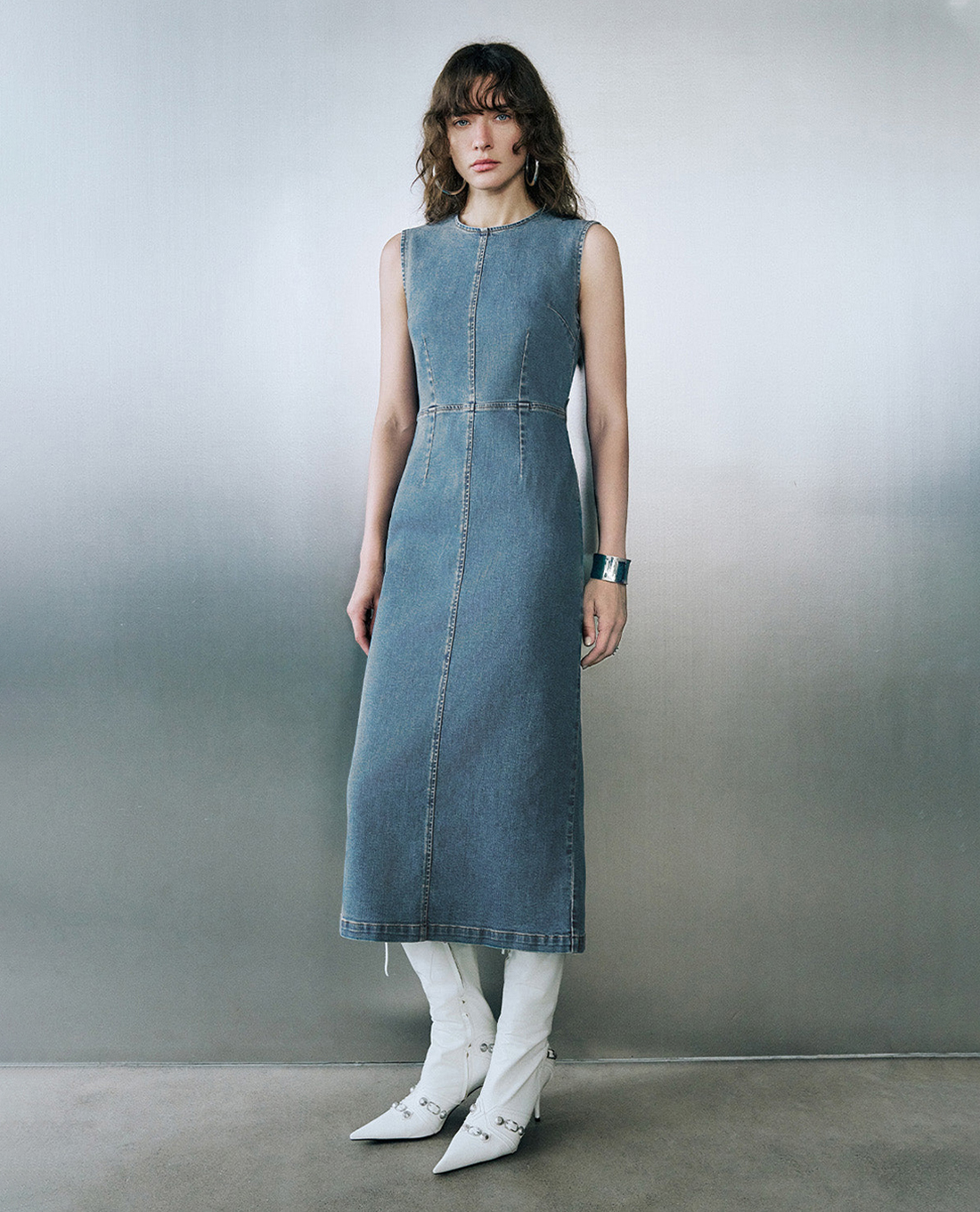 URBAN REVIVO - Đầm denim sát nách phom midi quyến rũ