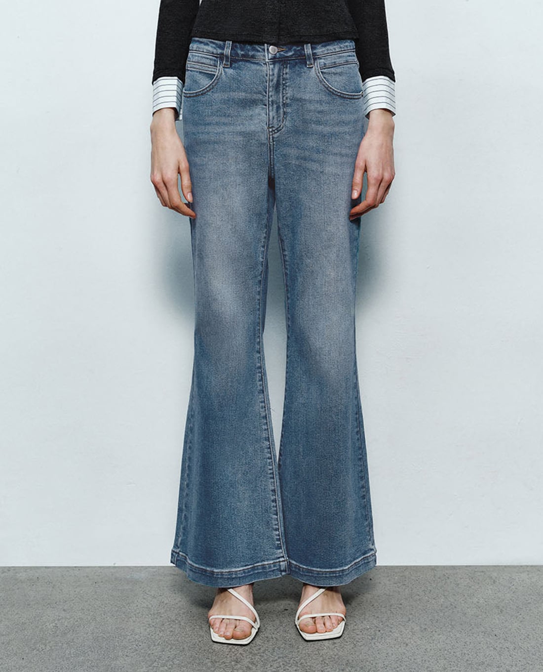 URBAN REVIVO - Quần jeans nữ ống loe thời trang