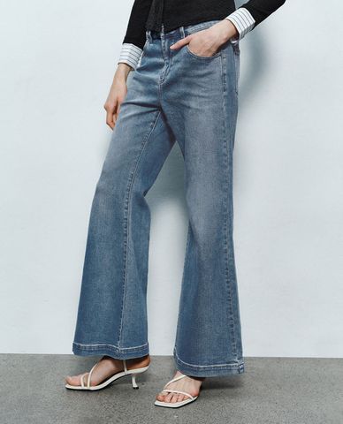  URBAN REVIVO - Quần jeans nữ ống loe thời trang 
