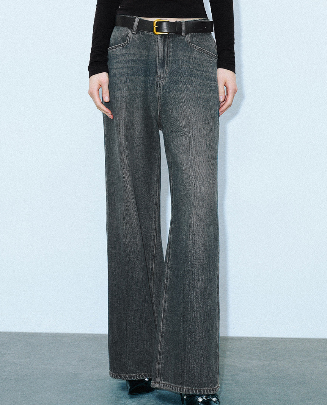 URBAN REVIVO - Quần jeans nữ ống rộng phối thắt lưng