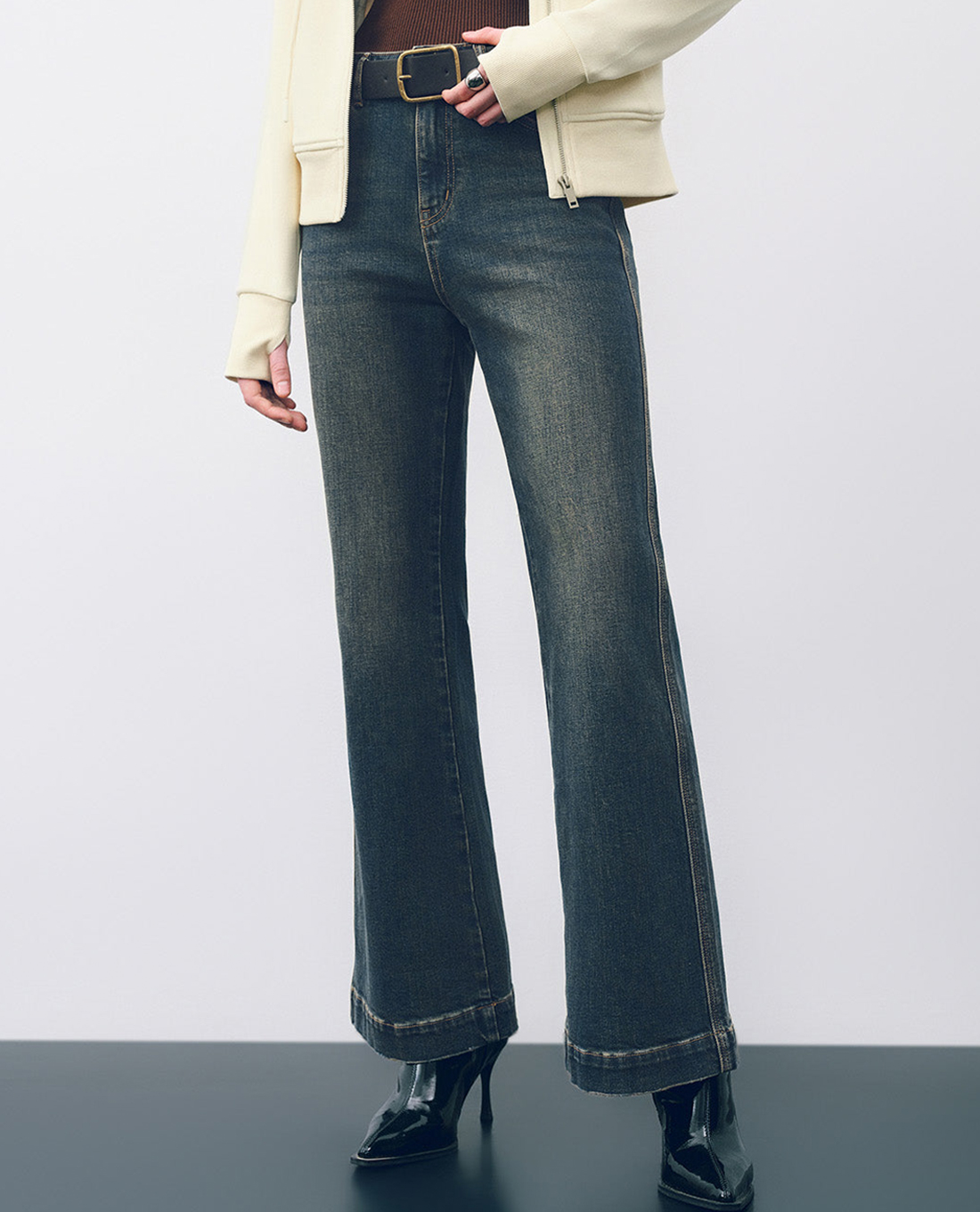 URBAN REVIVO - Quần jeans nữ ống loe phối thắt lưng cá tính Straight