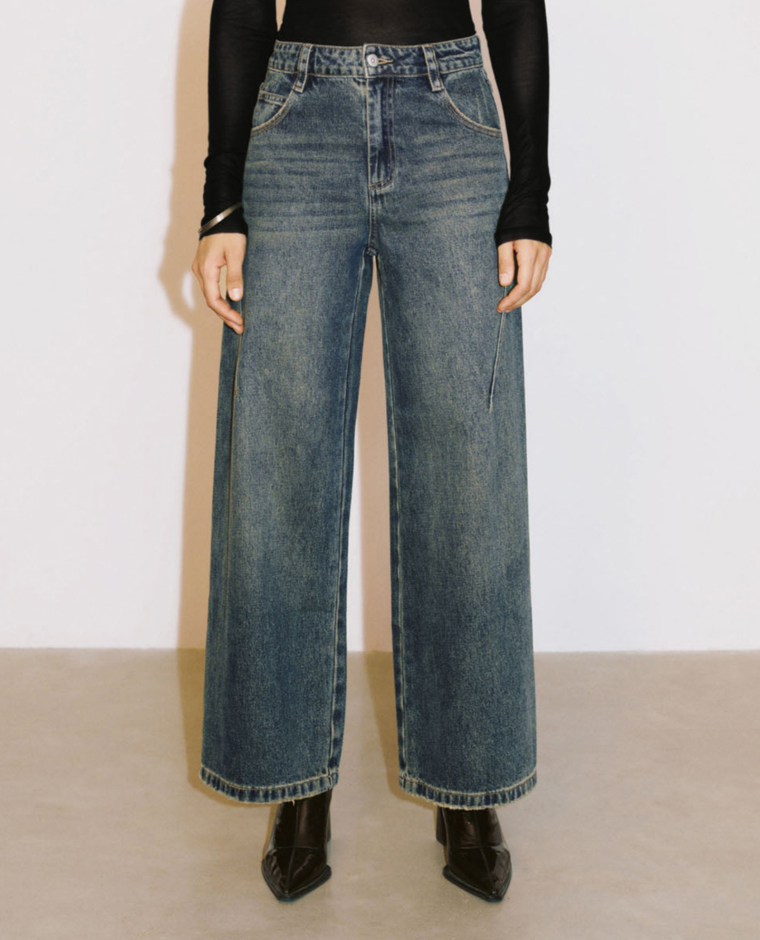 URBAN REVIVO - Quần jeans nữ ống rộng hiện đại