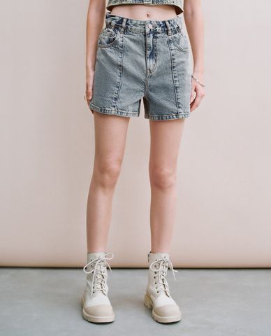  URBAN REVIVO - Quần shorts jean nữ wash bạc cá tính 