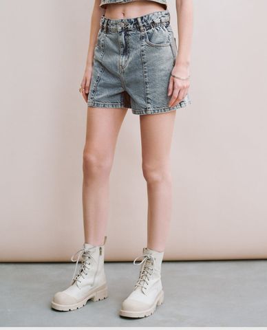  URBAN REVIVO - Quần shorts jean nữ wash bạc cá tính 