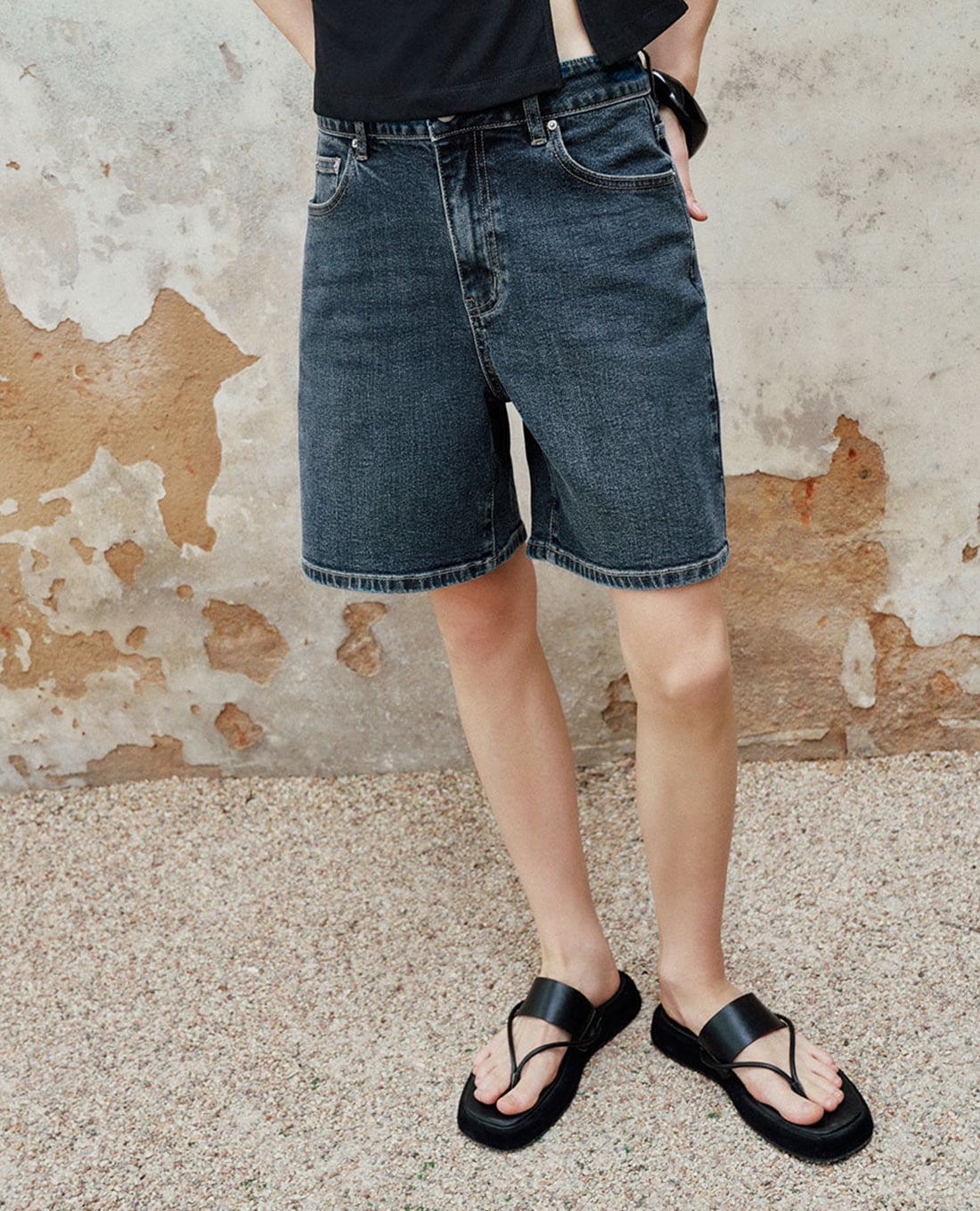 URBAN REVIVO - Quần shorts jean nữ trẻ trung