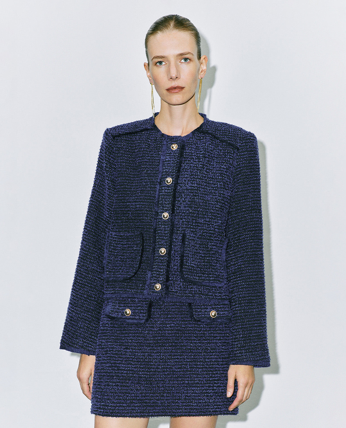 URBAN REVIVO - Áo khoác tweed nữ phom croptop phối nút