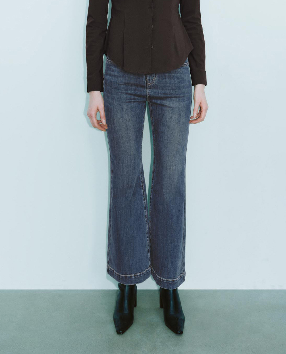 URBAN REVIVO - Quần jeans nữ ống loe hiện đại