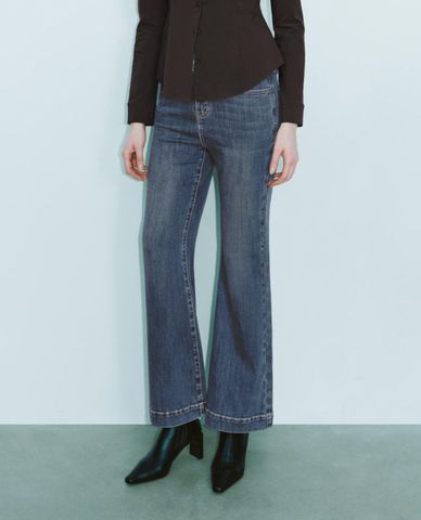  URBAN REVIVO - Quần jeans nữ ống loe hiện đại 