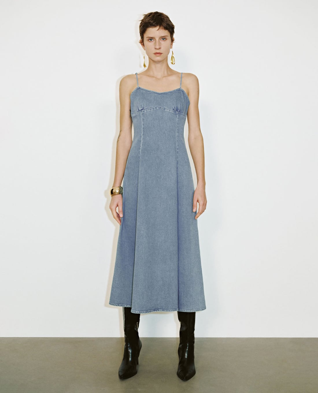 URBAN REVIVO - Đầm denim midi hai dây thời trang