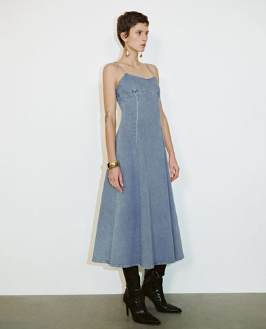  URBAN REVIVO - Đầm denim midi hai dây thời trang 