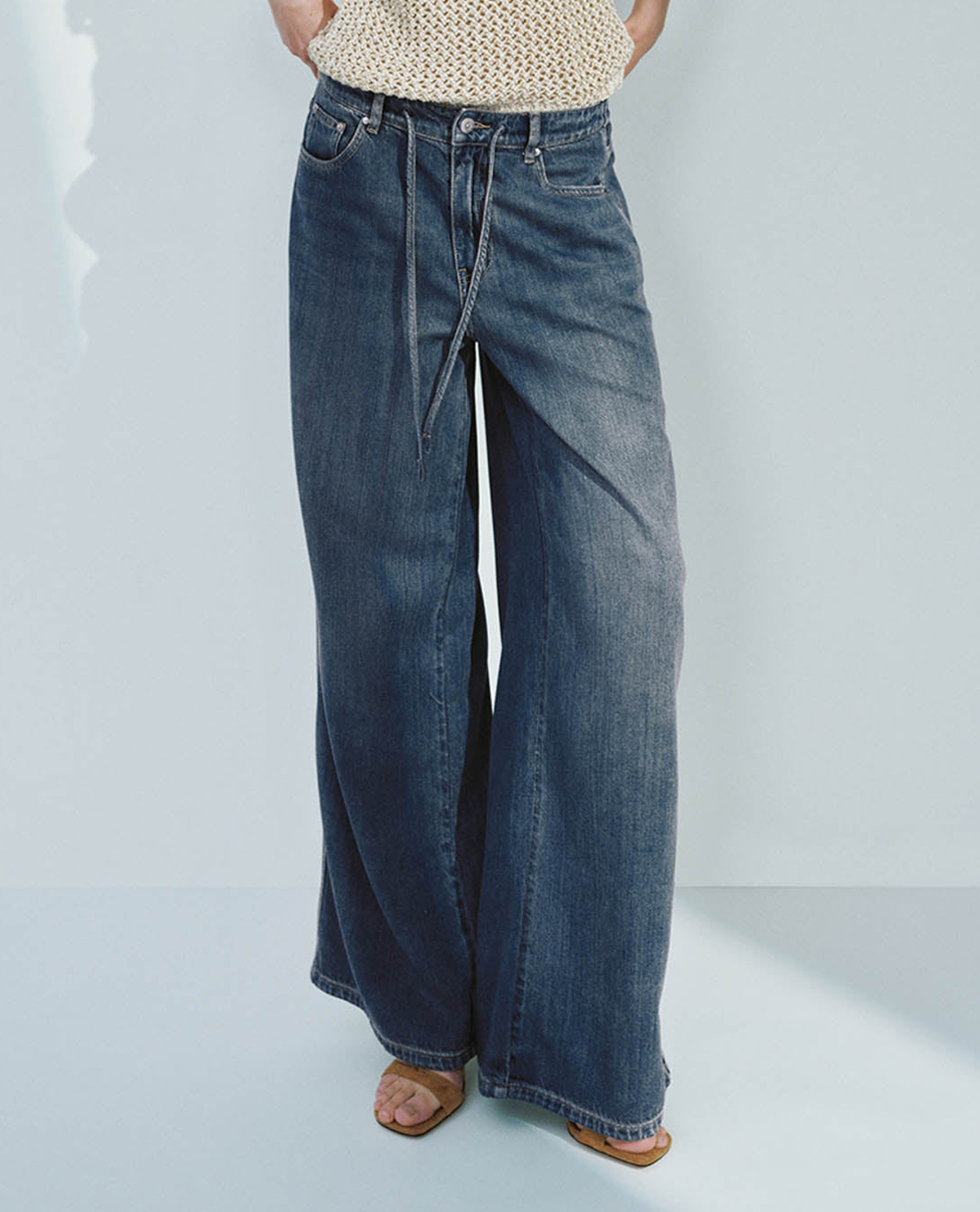 URBAN REVIVO - Quần jeans nữ ống rộng thắt dây cá tính