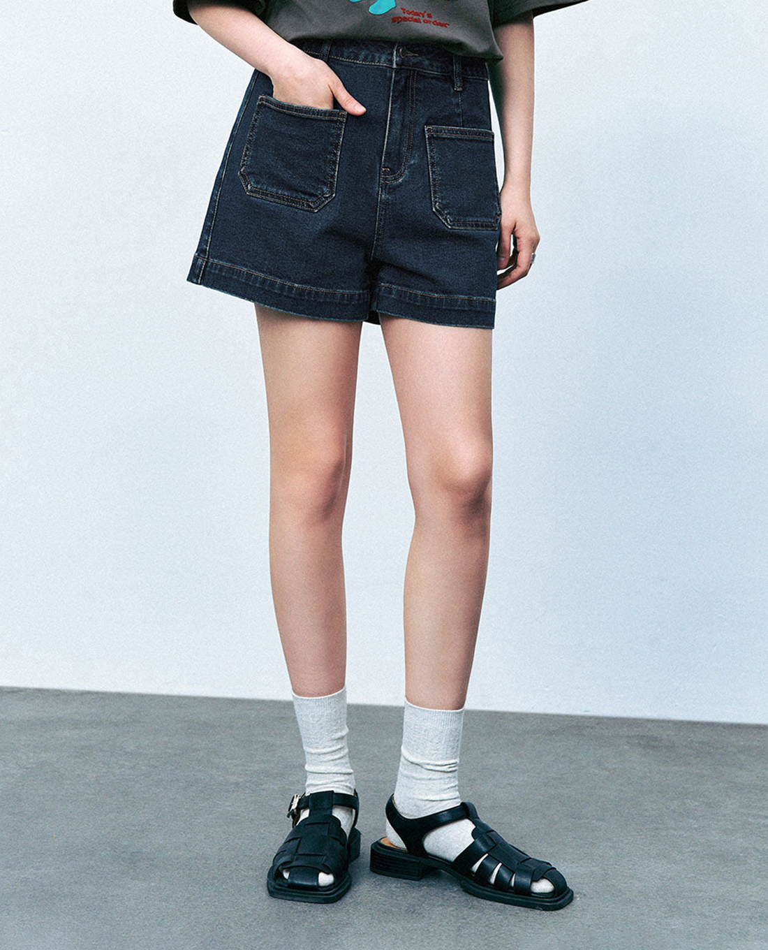 URBAN REVIVO - Quần short jeans nữ phối túi trẻ trung