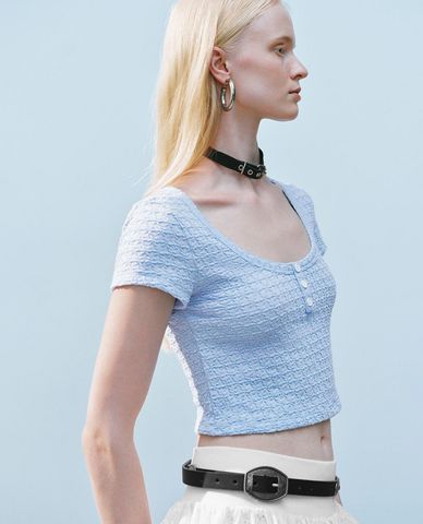  URBAN REVIVO - Áo croptop nữ cổ tròn tay ngắn 