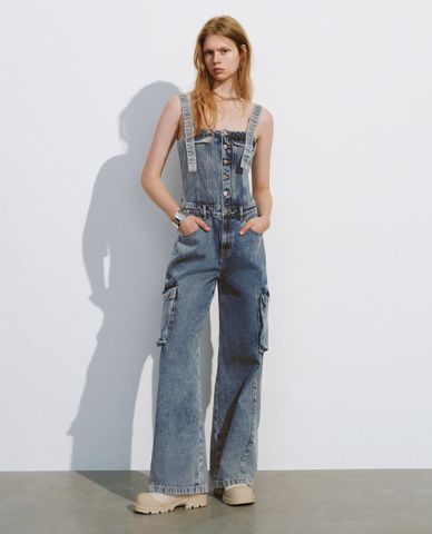  URBAN REVIVO - Jumpsuits nữ cổ yếm Loose Overall 