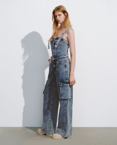  URBAN REVIVO - Jumpsuits nữ cổ yếm Loose Overall 
